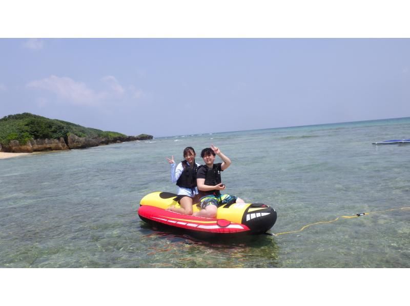 [โอกินาว่า อิโตมัง] สนุกสนานไปกับกิจกรรมสุดตื่นเต้นมากมาย เช่น เซิร์ฟบอร์ดใส เวคบอร์ด และเรือกล้วยในทะเลของเกาะร้าง! เพลิดเพลินกับกิจกรรมทางทะเล 10 ประเภทนาน 60 นาที!の紹介画像