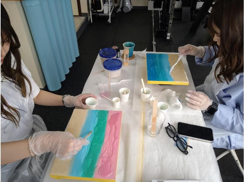【沖縄・うるま市】初心者大歓迎 ★人気の正方形パネル 20cm×20cm ★うるま市観光のすきま時間にレジンアートを体験♪の紹介画像