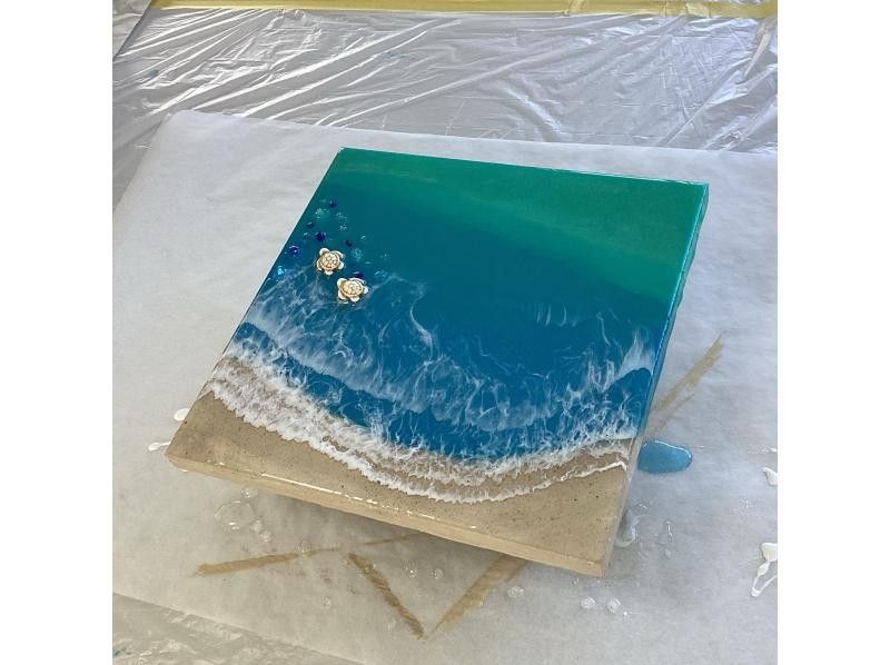 【沖縄・うるま市】初心者大歓迎 ★人気の正方形パネル 20cm×20cm ★うるま市観光のすきま時間にレジンアートを体験♪の紹介画像