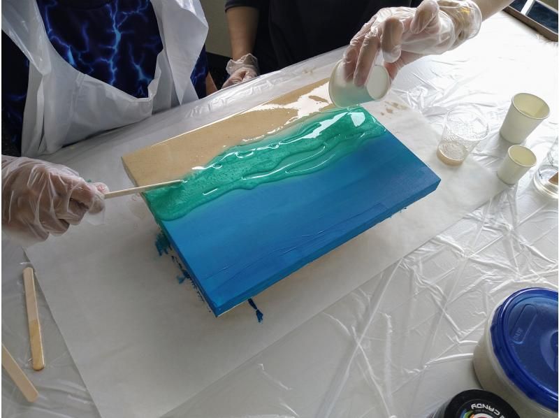 【沖縄・うるま市】初心者大歓迎 ★人気の正方形パネル 20cm×20cm ★うるま市観光のすきま時間にレジンアートを体験♪の紹介画像