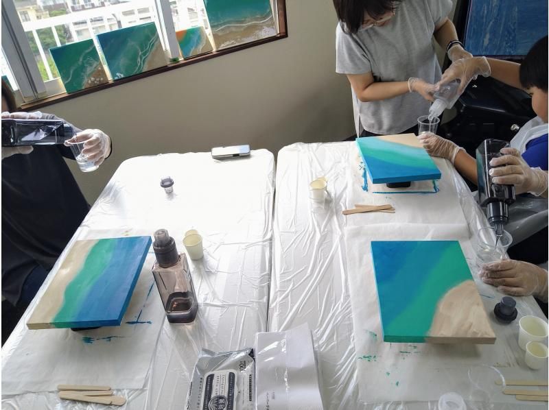 【沖縄・うるま市】初心者大歓迎 ★人気の正方形パネル 20cm×20cm ★うるま市観光のすきま時間にレジンアートを体験♪の紹介画像