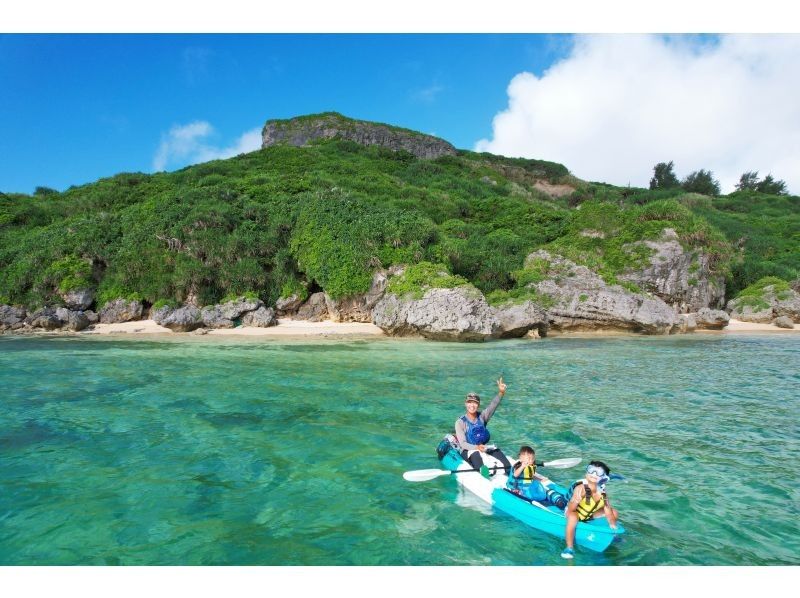 【少人数制ツアー】島の海を知るガイドと行く宮古島カヤック冒険ツアー｜最大２組限定・高画質写真＋ドローン撮影＋シュノーケル体験の紹介画像