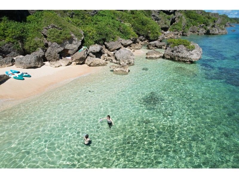 【沖縄・宮古島】《　1組貸切プラン　》宮古島シーカヤックで行く秘境冒険ツアー！一眼レフ写真＆ドローン撮影付き☆貸切なので初心者やお子様も安心の紹介画像