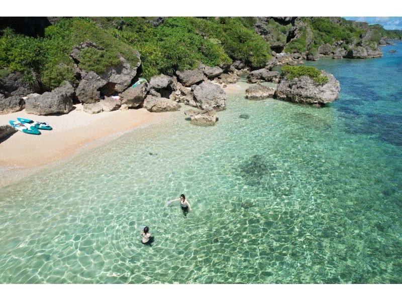 【沖縄・宮古島】《　1組貸切プラン　》宮古島シーカヤックで行く秘境冒険ツアー！一眼レフ写真＆ドローン撮影付き☆貸切なので初心者やお子様も安心の紹介画像