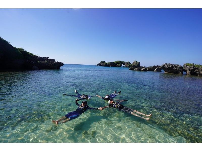 【少人数制ツアー】島の海を知るガイドと行く宮古島カヤック冒険ツアー｜最大２組限定・高画質写真＋ドローン撮影＋シュノーケル体験の紹介画像