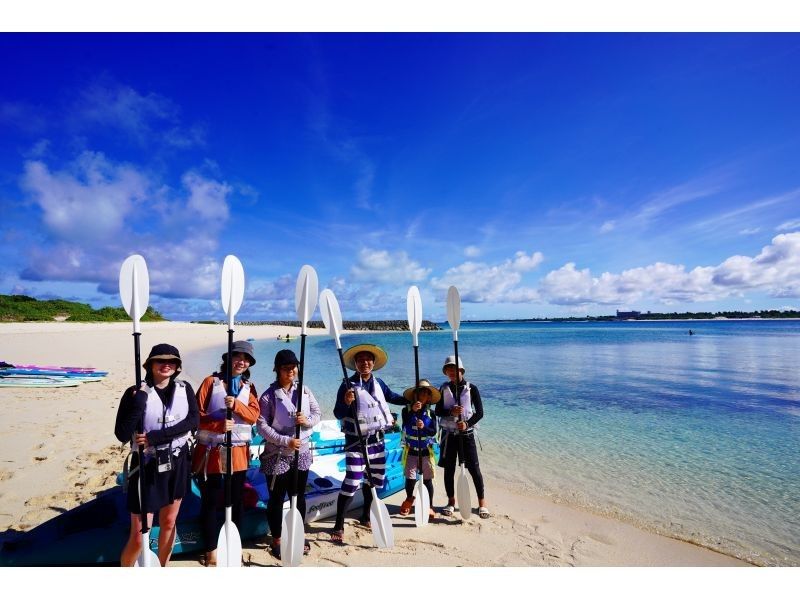 【少人数制ツアー】島の海を知るガイドと行く宮古島カヤック冒険ツアー｜最大２組限定・高画質写真＋ドローン撮影＋シュノーケル体験の紹介画像