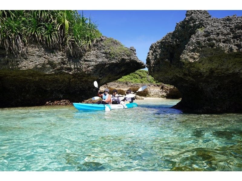 【少人数制ツアー】島の海を知るガイドと行く宮古島カヤック冒険ツアー｜最大２組限定・高画質写真＋ドローン撮影＋シュノーケル体験の紹介画像