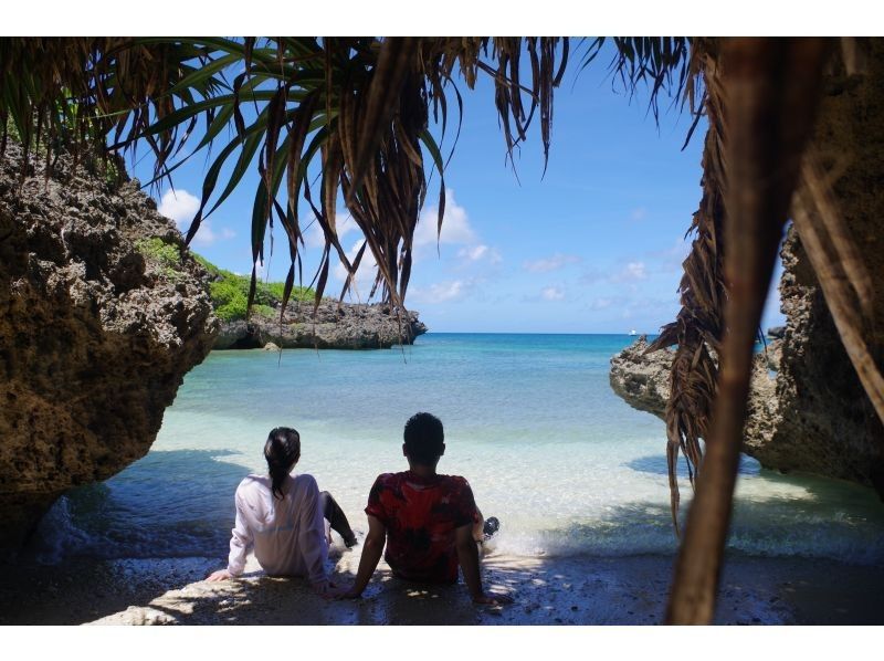 【少人数制ツアー】島の海を知るガイドと行く宮古島カヤック冒険ツアー｜最大２組限定・高画質写真＋ドローン撮影＋シュノーケル体験の紹介画像