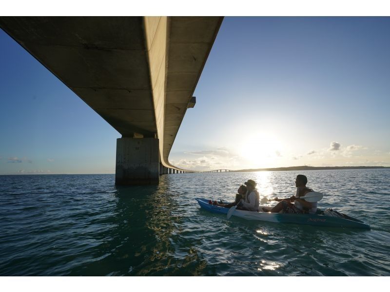 【少人数制ツアー】島の海を知るガイドと行く宮古島カヤック冒険ツアー｜最大２組限定・高画質写真＋ドローン撮影＋シュノーケル体験の紹介画像