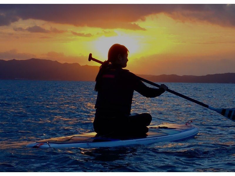 【今帰仁村・古宇利島・名護市周辺開催】沖縄の絶景サンライズSUPツアー｜完全貸切・初心者OK・朝焼けの海クルージング・写真無料・沖縄旅行の紹介画像