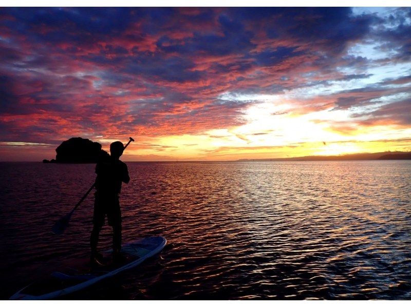 【今帰仁村・古宇利島・名護市周辺開催】沖縄の絶景サンライズSUPツアー｜完全貸切・初心者OK・朝焼けの海クルージング・写真無料・沖縄旅行の紹介画像