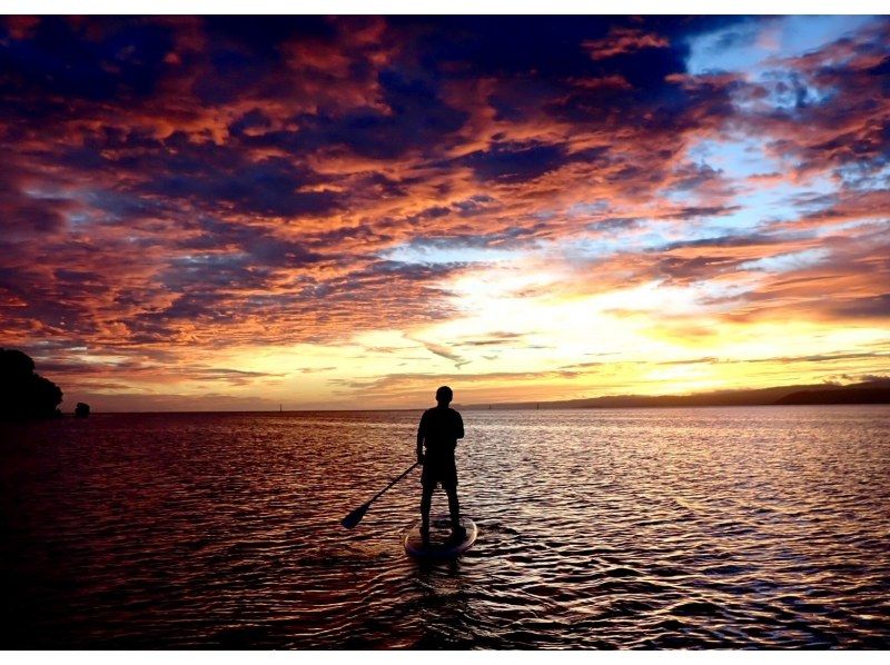 【今帰仁村・古宇利島・名護市周辺開催】沖縄の絶景サンライズSUPツアー｜完全貸切・初心者OK・朝焼けの海クルージング・写真無料・沖縄旅行の紹介画像