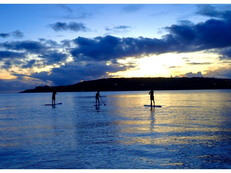 【今帰仁村・古宇利島・名護市周辺開催】沖縄の絶景サンライズSUPツアー｜完全貸切・初心者OK・朝焼けの海クルージング・写真無料・沖縄旅行の紹介画像