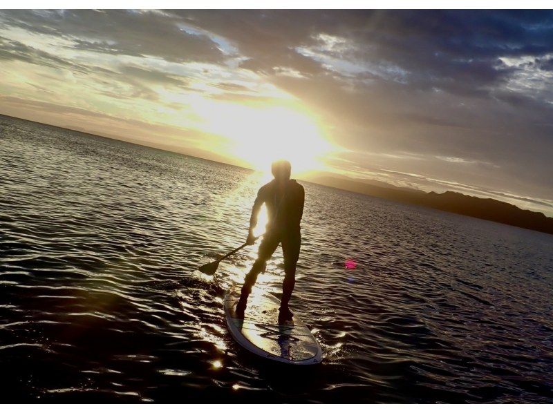 【今帰仁村・古宇利島周辺開催】サンライズSUPツアー〜完全貸切♪朝の静かな海をSUPクルージング〜思い出写真は無料プレゼント〜の紹介画像