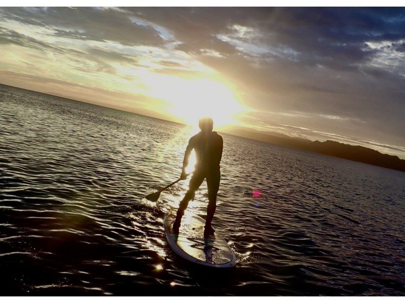 【今帰仁村・古宇利島・名護市周辺開催】沖縄の絶景サンライズSUPツアー｜完全貸切・初心者OK・朝焼けの海クルージング・写真無料・沖縄旅行の紹介画像