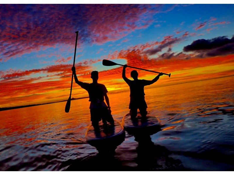 【今帰仁村・美ら海水族館・名護市周辺】オフシーズンも楽しめる、少しひんやり海風の中で味わう特別なサンセットSUP体験（ウェット無料レンタル）の紹介画像