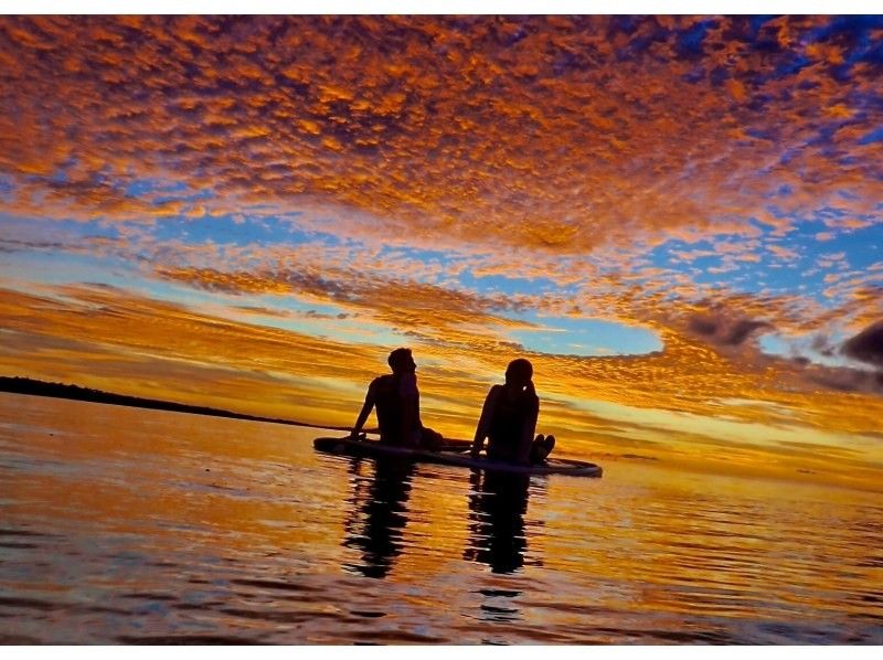 【今帰仁村・美ら海水族館・名護市周辺】オフシーズンも楽しめる、少しひんやり海風の中で味わう特別なサンセットSUP体験（ウェット無料レンタル）の紹介画像