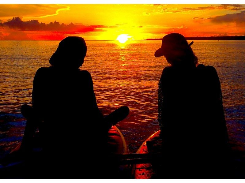 【今帰仁村・美ら海水族館・名護市周辺】オフシーズンも楽しめる、少しひんやり海風の中で味わう特別なサンセットSUP体験（ウェット無料レンタル）の紹介画像