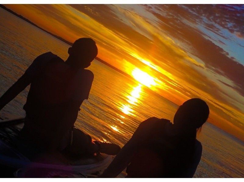 【今帰仁村・美ら海水族館・名護市周辺】オフシーズンも楽しめる、少しひんやり海風の中で味わう特別なサンセットSUP体験（ウェット無料レンタル）の紹介画像