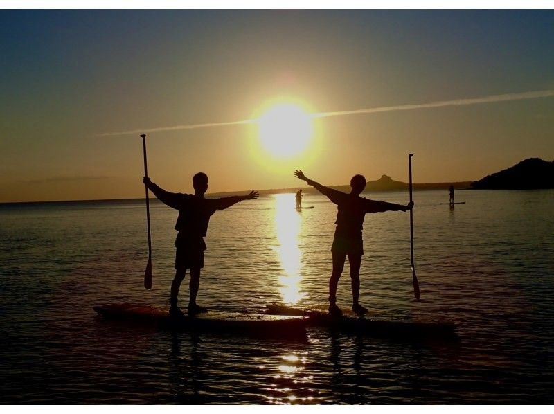 【今帰仁村・美ら海水族館・名護市周辺】オフシーズンも楽しめる、少しひんやり海風の中で味わう特別なサンセットSUP体験（ウェット無料レンタル）の紹介画像