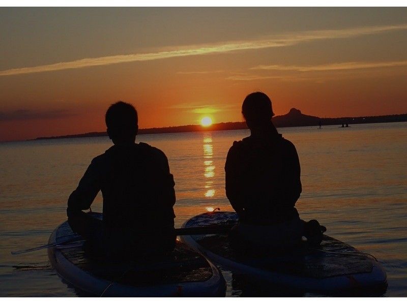 【今帰仁村・美ら海水族館・名護市周辺】オフシーズンも楽しめる、少しひんやり海風の中で味わう特別なサンセットSUP体験（ウェット無料レンタル）の紹介画像