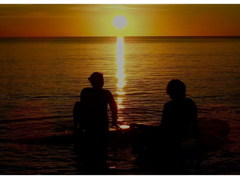 【今帰仁村・美ら海水族館・名護市周辺】オフシーズンも楽しめる、少しひんやり海風の中で味わう特別なサンセットSUP体験（ウェット無料レンタル）の紹介画像