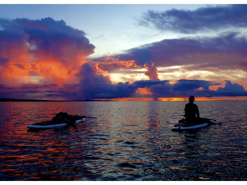 【今帰仁村、古宇利島、美ら海水族館、ジャングリア周辺開催】絶景の夕焼けに感動！！夕暮れSUP貸切ツアー♪ 思い出の写真は無料プレゼント♪の紹介画像