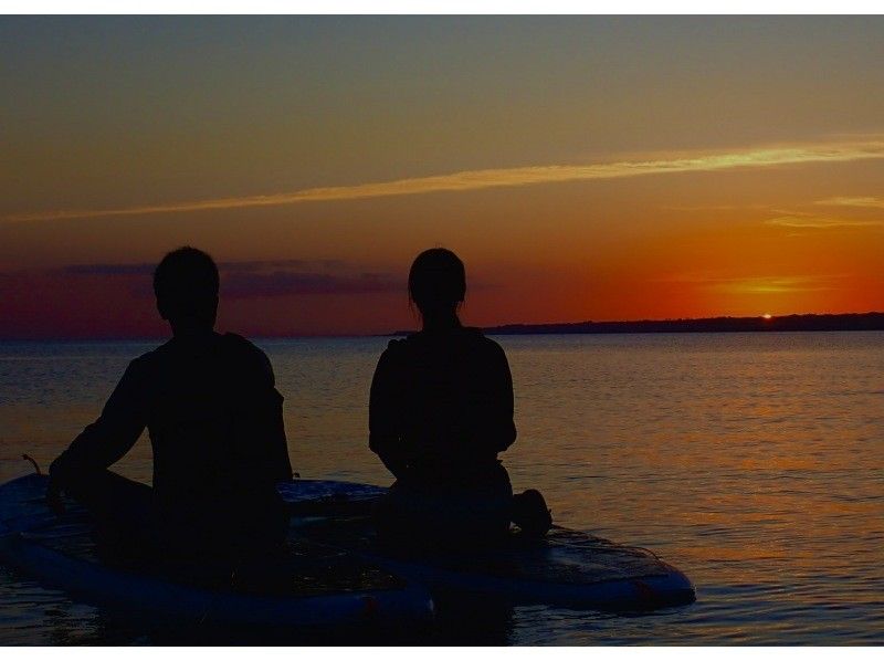 【今帰仁村・美ら海水族館・名護市周辺】オフシーズンも楽しめる、少しひんやり海風の中で味わう特別なサンセットSUP体験（ウェット無料レンタル）の紹介画像