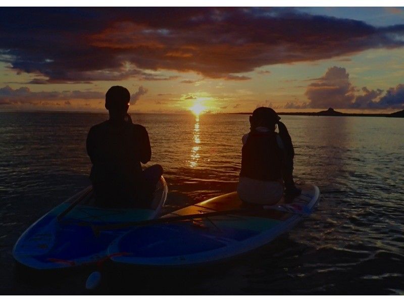 【今帰仁村・美ら海水族館・名護市周辺】オフシーズンも楽しめる、少しひんやり海風の中で味わう特別なサンセットSUP体験（ウェット無料レンタル）の紹介画像