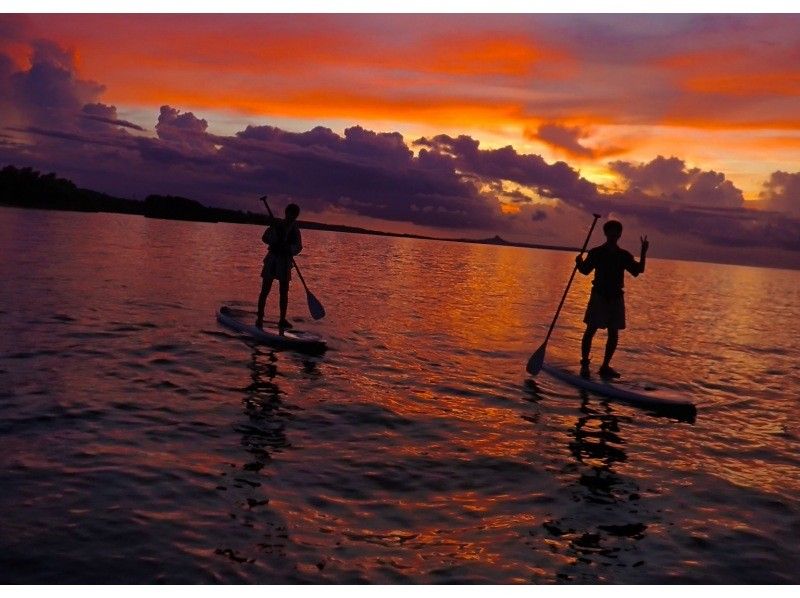 【今帰仁村・美ら海水族館・名護市周辺】オフシーズンも楽しめる、少しひんやり海風の中で味わう特別なサンセットSUP体験（ウェット無料レンタル）の紹介画像