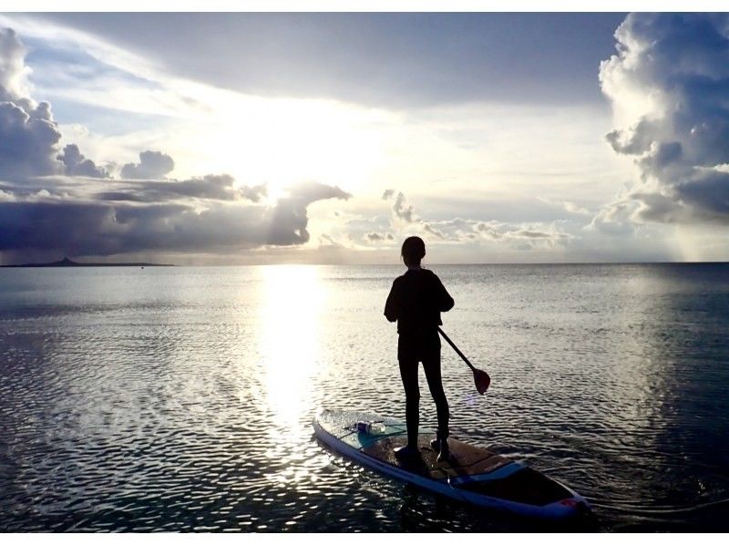 【今帰仁村、古宇利島、美ら海水族館、ジャングリア周辺開催】絶景の夕焼けに感動！！夕暮れSUP貸切ツアー♪ 思い出の写真は無料プレゼント♪の紹介画像