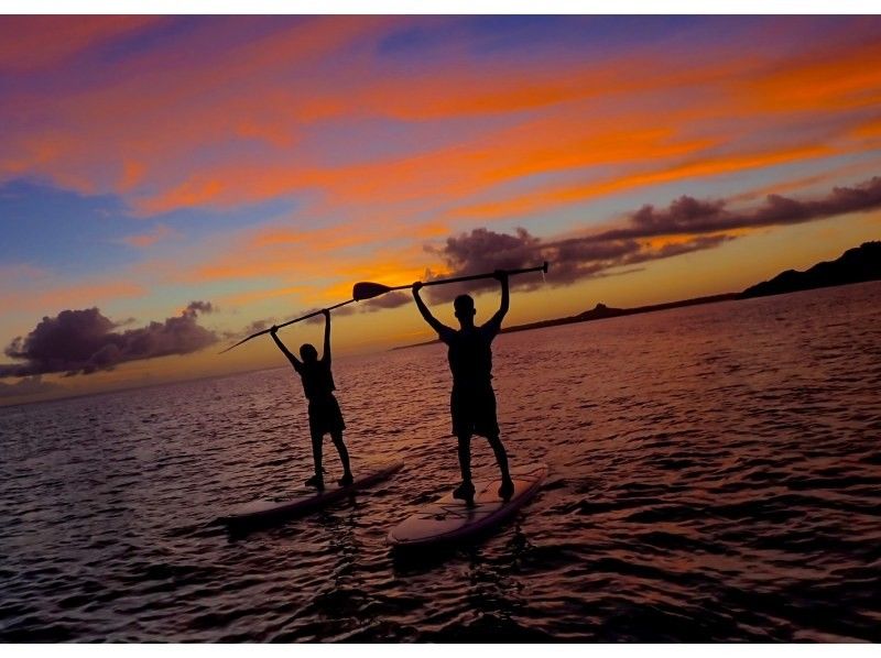 【今帰仁村・美ら海水族館・名護市周辺】オフシーズンも楽しめる、少しひんやり海風の中で味わう特別なサンセットSUP体験（ウェット無料レンタル）の紹介画像