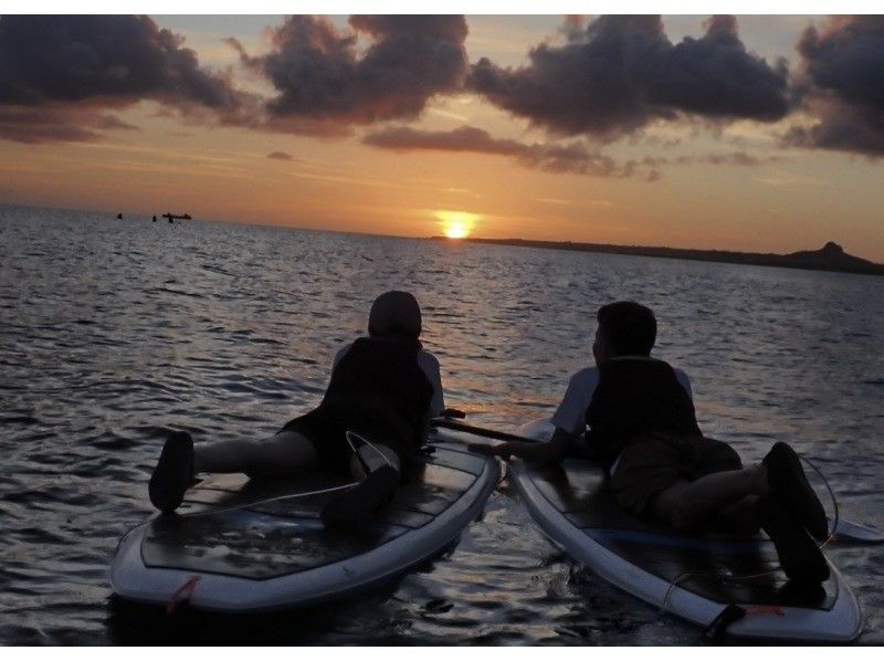 【今帰仁村・美ら海水族館・名護市周辺】オフシーズンも楽しめる、少しひんやり海風の中で味わう特別なサンセットSUP体験（ウェット無料レンタル）の紹介画像