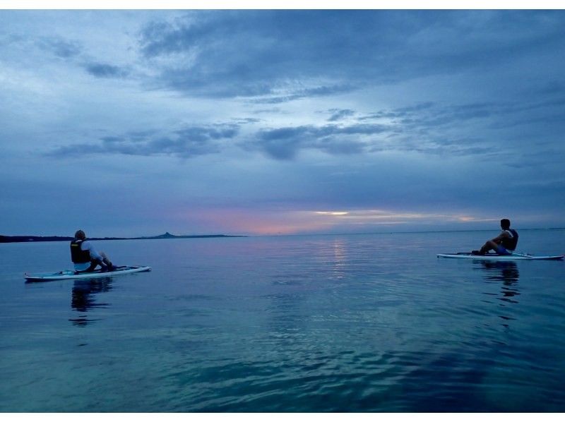 【今帰仁村、古宇利島、美ら海水族館、ジャングリア周辺開催】絶景の夕焼けに感動！！夕暮れSUP貸切ツアー♪ 思い出の写真は無料プレゼント♪の紹介画像