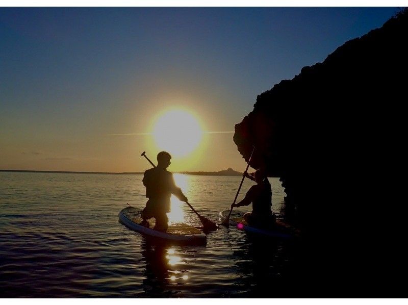 【今帰仁村・美ら海水族館・名護市周辺】オフシーズンも楽しめる、少しひんやり海風の中で味わう特別なサンセットSUP体験（ウェット無料レンタル）の紹介画像
