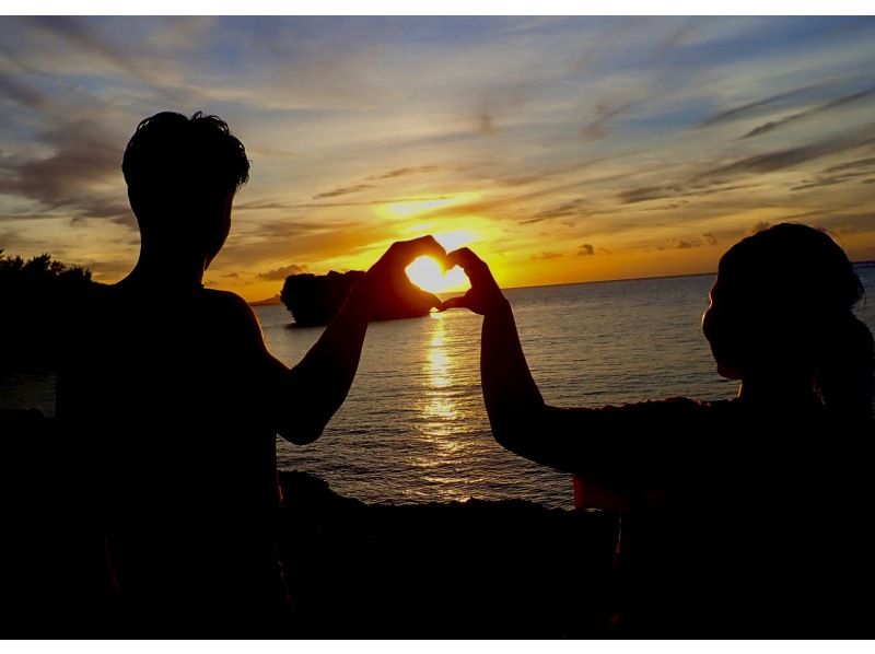 【今帰仁村・美ら海水族館・名護市周辺】オフシーズンも楽しめる、少しひんやり海風の中で味わう特別なサンセットSUP体験（ウェット無料レンタル）の紹介画像