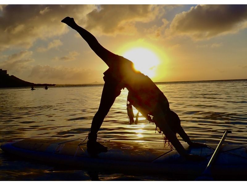 【今帰仁村・美ら海水族館・名護市周辺】オフシーズンも楽しめる、少しひんやり海風の中で味わう特別なサンセットSUP体験（ウェット無料レンタル）の紹介画像