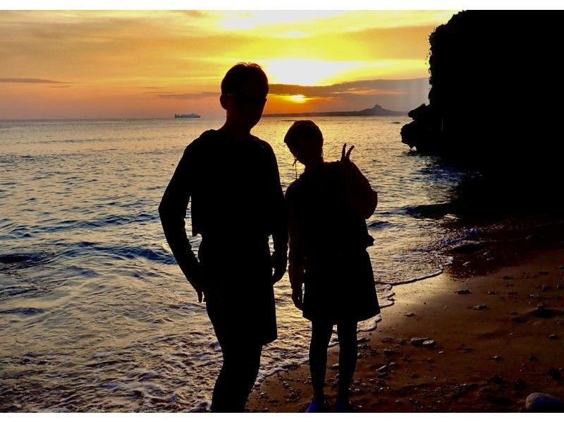 【今帰仁村・美ら海水族館・名護市周辺】オフシーズンも楽しめる、少しひんやり海風の中で味わう特別なサンセットSUP体験（ウェット無料レンタル）の紹介画像