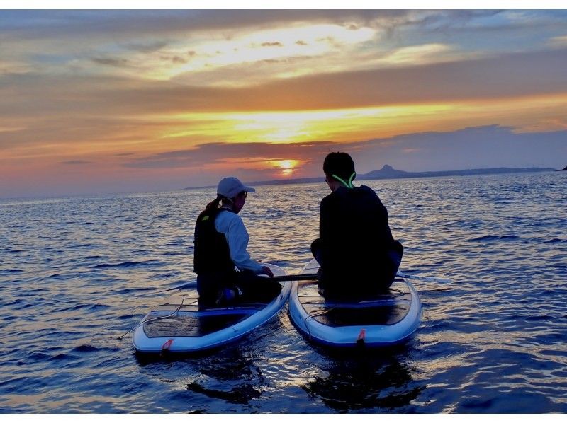 【今帰仁村・美ら海水族館・名護市周辺】オフシーズンも楽しめる、少しひんやり海風の中で味わう特別なサンセットSUP体験（ウェット無料レンタル）の紹介画像
