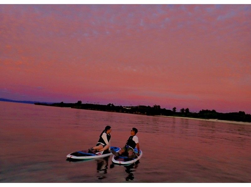 【今帰仁村・美ら海水族館・名護市周辺】オフシーズンも楽しめる、少しひんやり海風の中で味わう特別なサンセットSUP体験（ウェット無料レンタル）の紹介画像