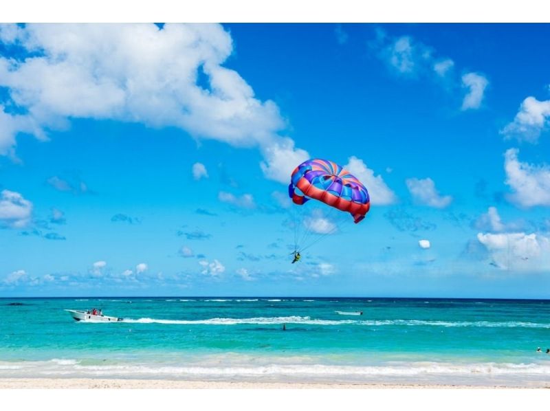 【宮古島・パラセーリング】当日即時予約大歓迎！☆彡ここでしか見ることが出来ない宮古島の絶景のなか空中散歩しませんか？の紹介画像