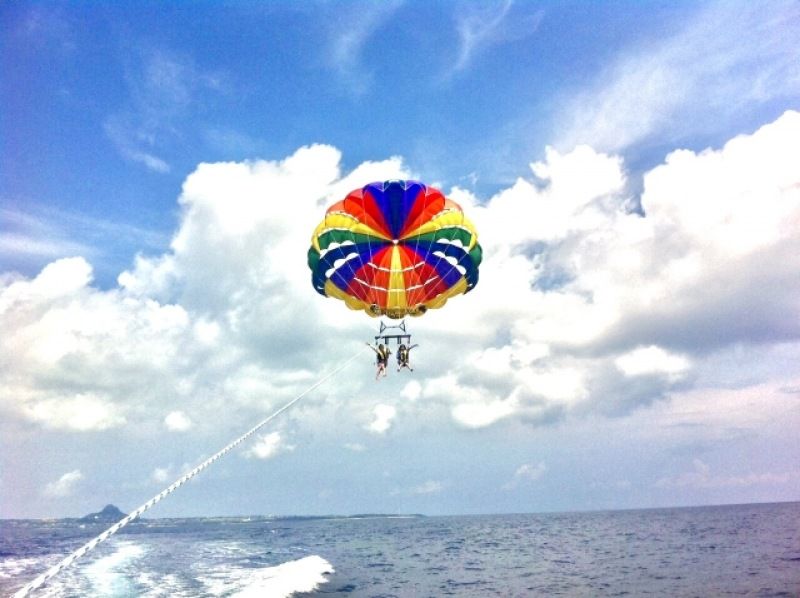 【宮古島・パラセーリング】当日即時予約大歓迎！☆彡ここでしか見ることが出来ない宮古島の絶景のなか空中散歩しませんか？の紹介画像
