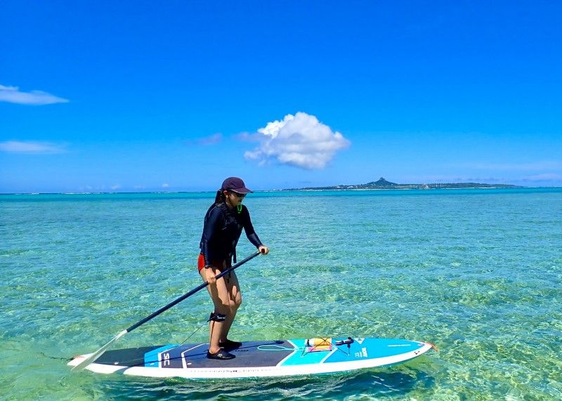 沖縄の事業者「SABASUPOKINAWA」が実施するSUPツアーの様子