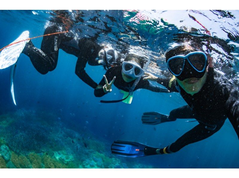 選べる時間に専属ガイド！【北谷・アメリカンビレッジ】ボートシュノーケリング！珊瑚に魚・動画写真プレゼント！カップル・女性グループ・家族