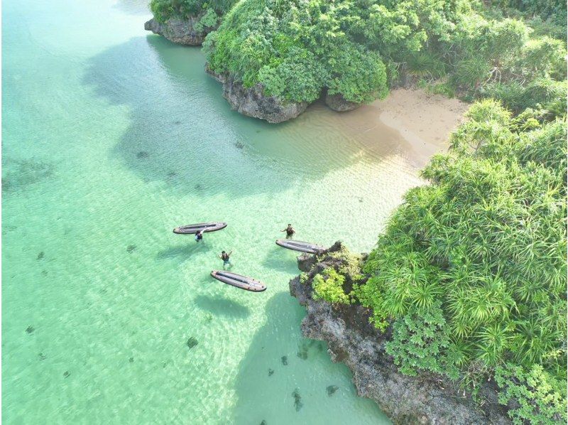 【石垣岛/私人立桨冲浪租赁】在偏远地区享受两人专属的立桨冲浪之旅。包含无人机摄影/包含交通/接受当日预订！の紹介画像