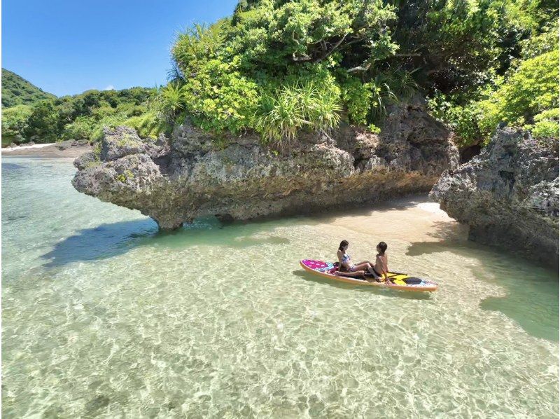 [เช่า SUP ส่วนตัวบนเกาะอิชิงากิ] สำรวจชายหาดและป่าอันลึกลับ! รวมบริการถ่ายภาพด้วยโดรน รับจองแบบวันเดียว! เป็นที่นิยมสำหรับครอบครัว!の紹介画像