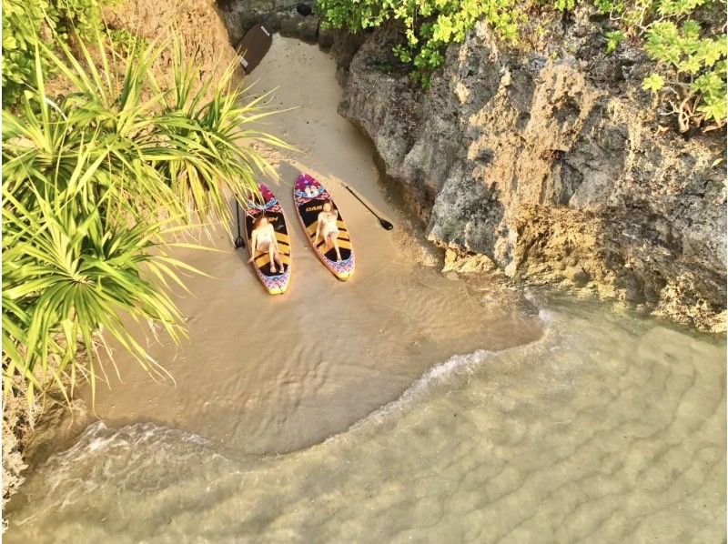[เช่า SUP ส่วนตัวบนเกาะอิชิงากิ] สำรวจชายหาดและป่าอันลึกลับ! รวมบริการถ่ายภาพด้วยโดรน รับจองแบบวันเดียว! เป็นที่นิยมสำหรับครอบครัว!の紹介画像