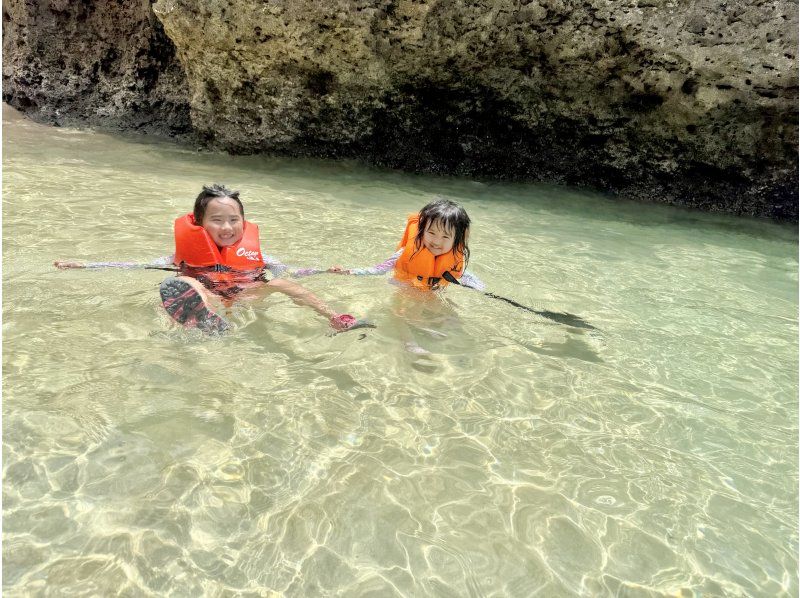[เช่า SUP ส่วนตัวบนเกาะอิชิงากิ] สำรวจชายหาดและป่าอันลึกลับ! รวมบริการถ่ายภาพด้วยโดรน รับจองแบบวันเดียว! เป็นที่นิยมสำหรับครอบครัว!の紹介画像