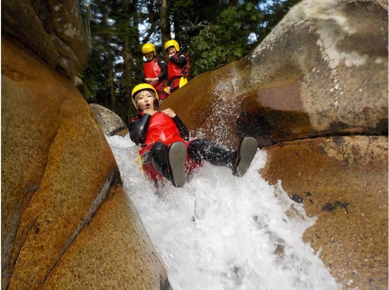 キャニオニング ～美しすぎる渓谷でスライダー、滝遊び、飛び込み、川遊び満喫～写真付き～の紹介画像