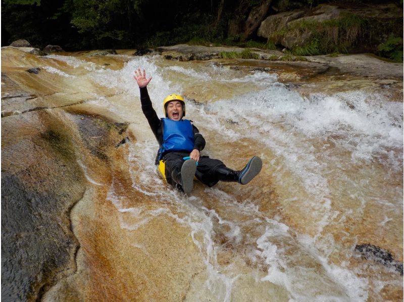 キャニオニング ～美しすぎる渓谷でスライダー、滝遊び、飛び込み、川遊び満喫～写真付き～の紹介画像